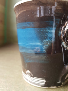 Kopp med svart, blå og raud dekor UTSOLGT