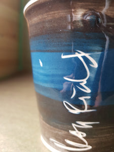Kopp med svart, blå og raud dekor UTSOLGT